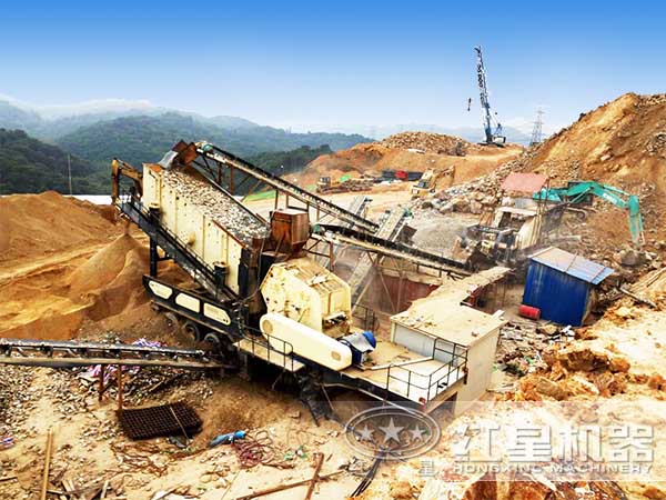露天開采移動(dòng)破碎站作業(yè)現(xiàn)場(chǎng)