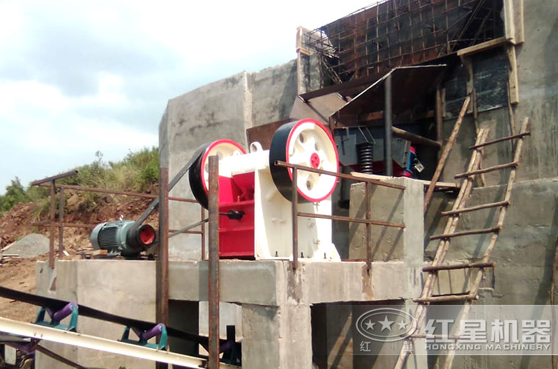 小型破碎機(jī)工作現(xiàn)場圖片