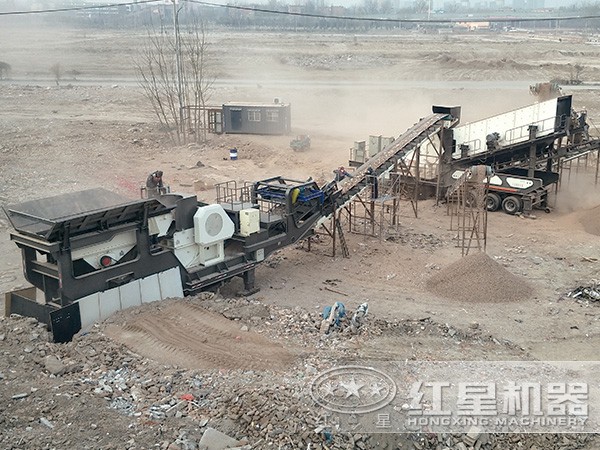 車載流動(dòng)破碎機(jī)處理建筑垃圾現(xiàn)場