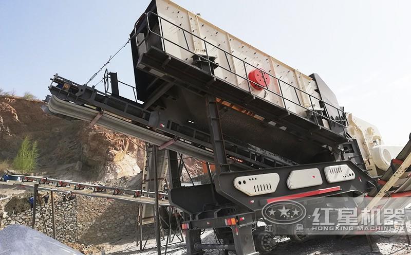 可移動(dòng)式碎石生產(chǎn)線(xiàn)現(xiàn)場(chǎng)