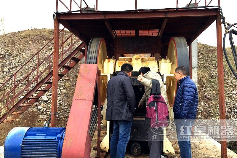 顎破機現(xiàn)場展示，紅星客戶就近現(xiàn)場參觀