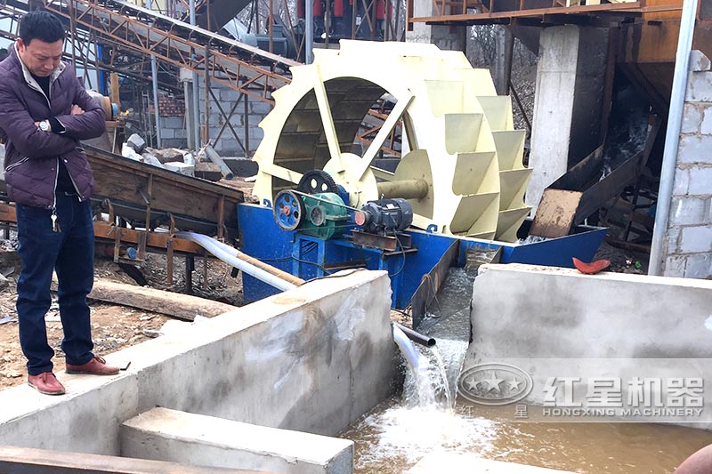 設(shè)置蓄水池，加入絮凝劑可實現(xiàn)水循環(huán)，環(huán)保