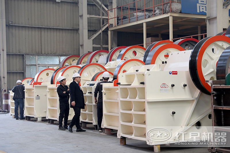 近距離參觀更能了解顎式石頭破碎機(jī)的材質(zhì)、構(gòu)造