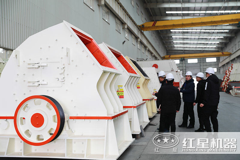 用戶在錘破車間參觀考察，技術(shù)人員耐心講解