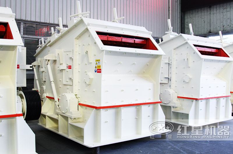 反擊式破碎機沖擊力大，石粉少