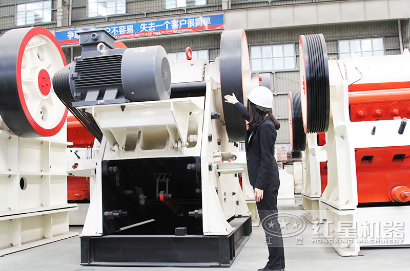 鄂式破石機進料口大，破碎腔深